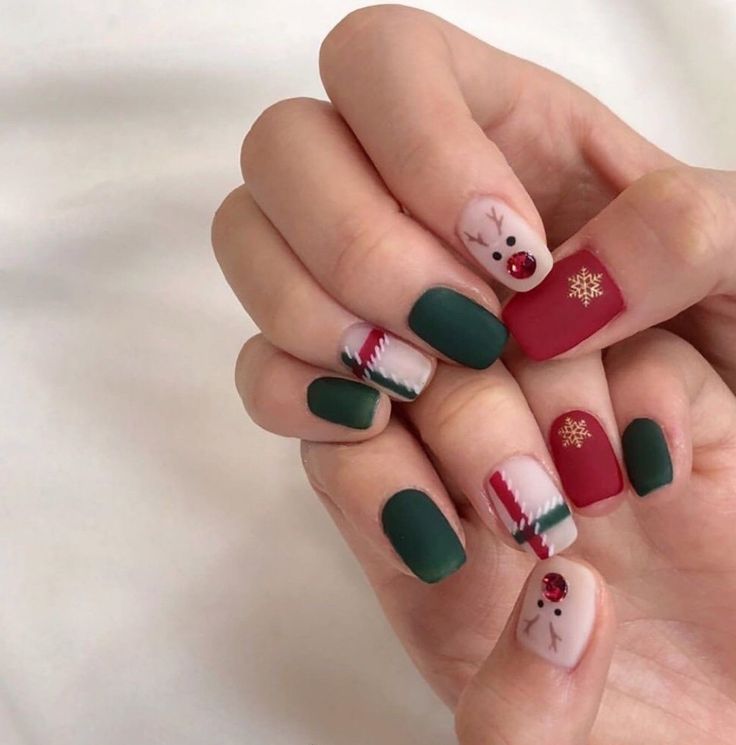 Uñas mate con detalles navideños